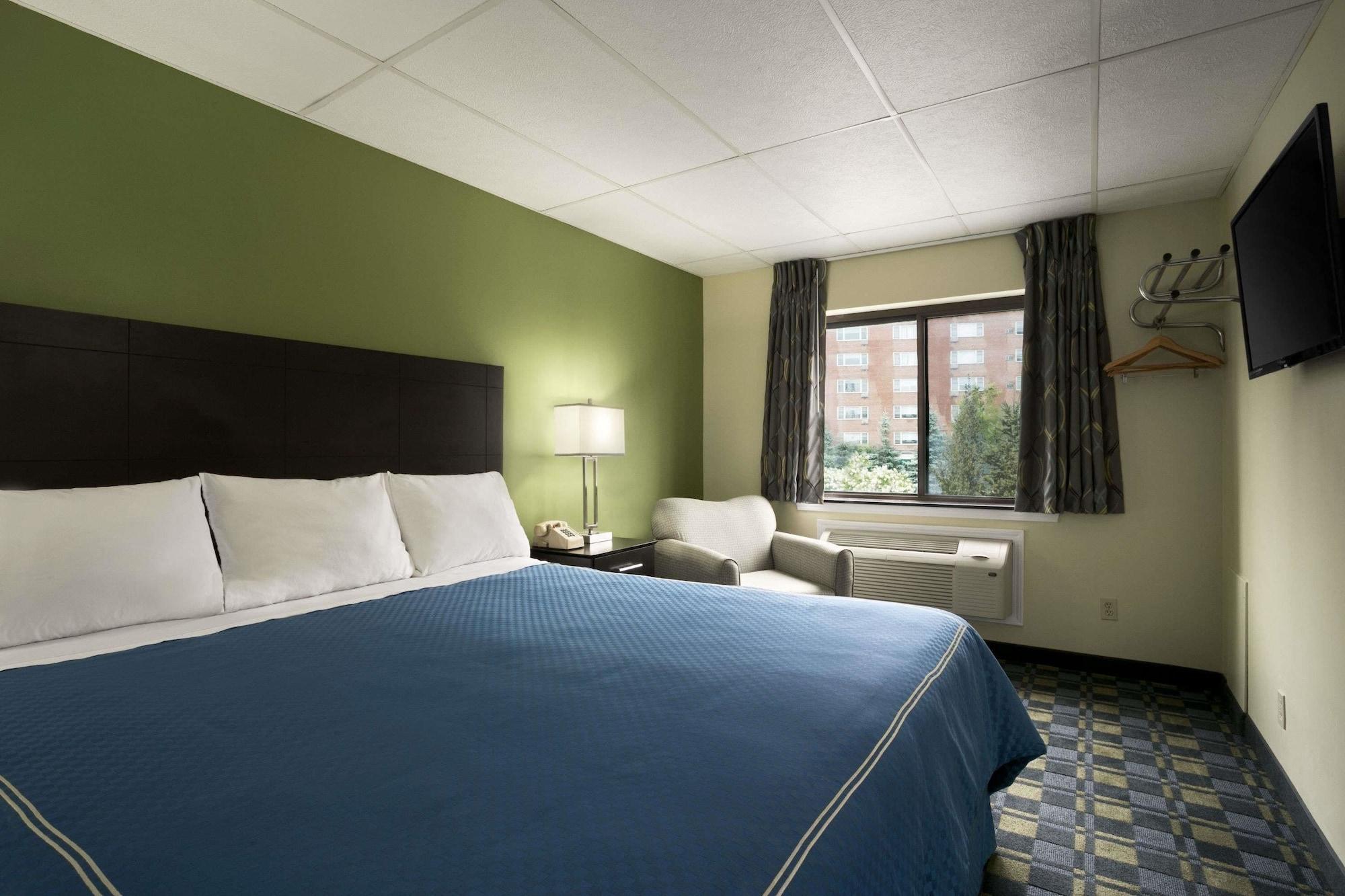 Travelodge By Wyndham Cleveland Lakewood Exteriör bild