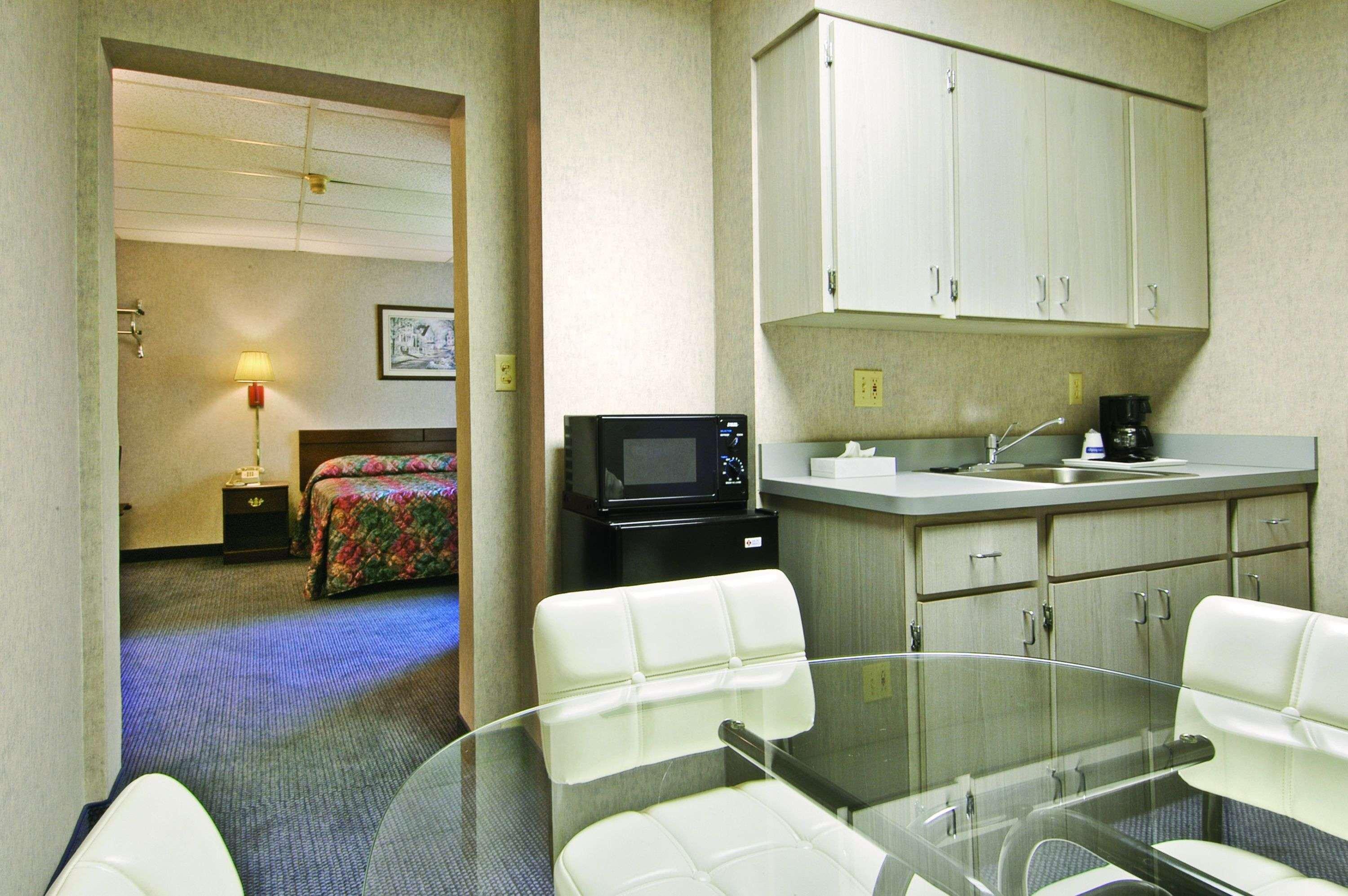 Travelodge By Wyndham Cleveland Lakewood Rum bild
