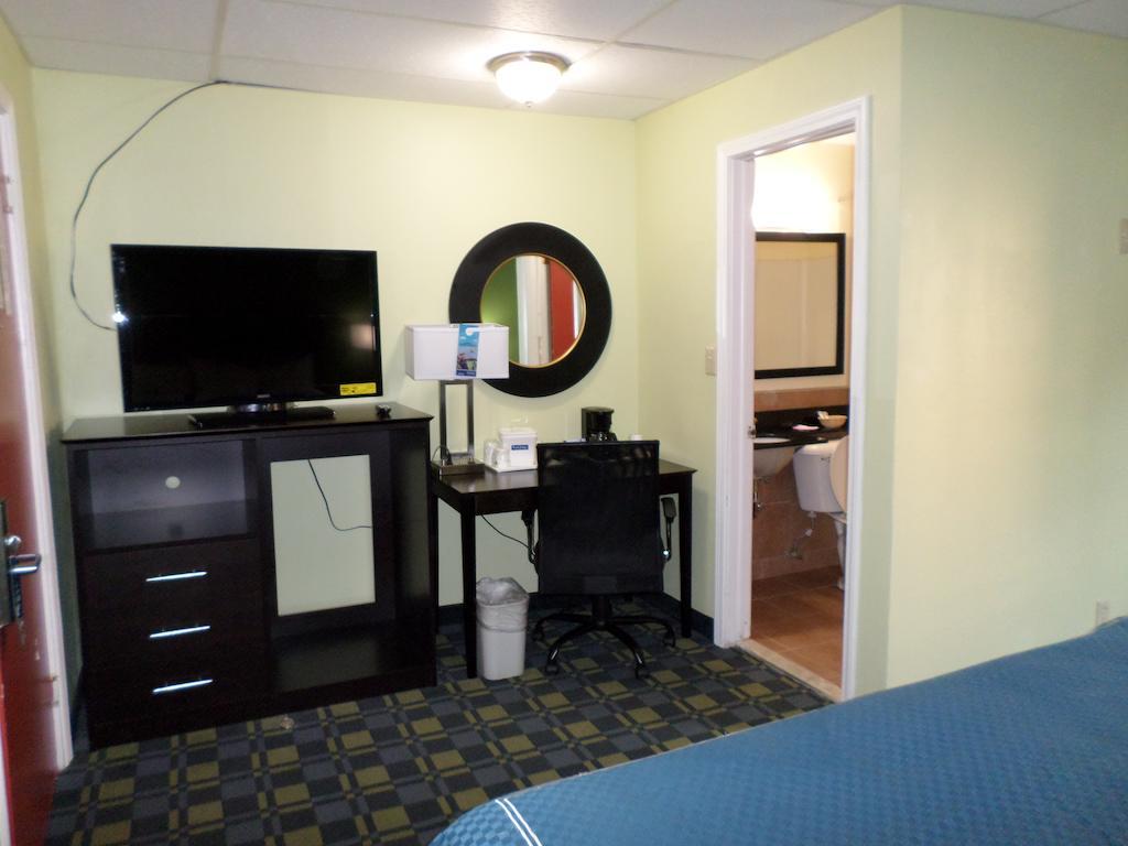 Travelodge By Wyndham Cleveland Lakewood Exteriör bild