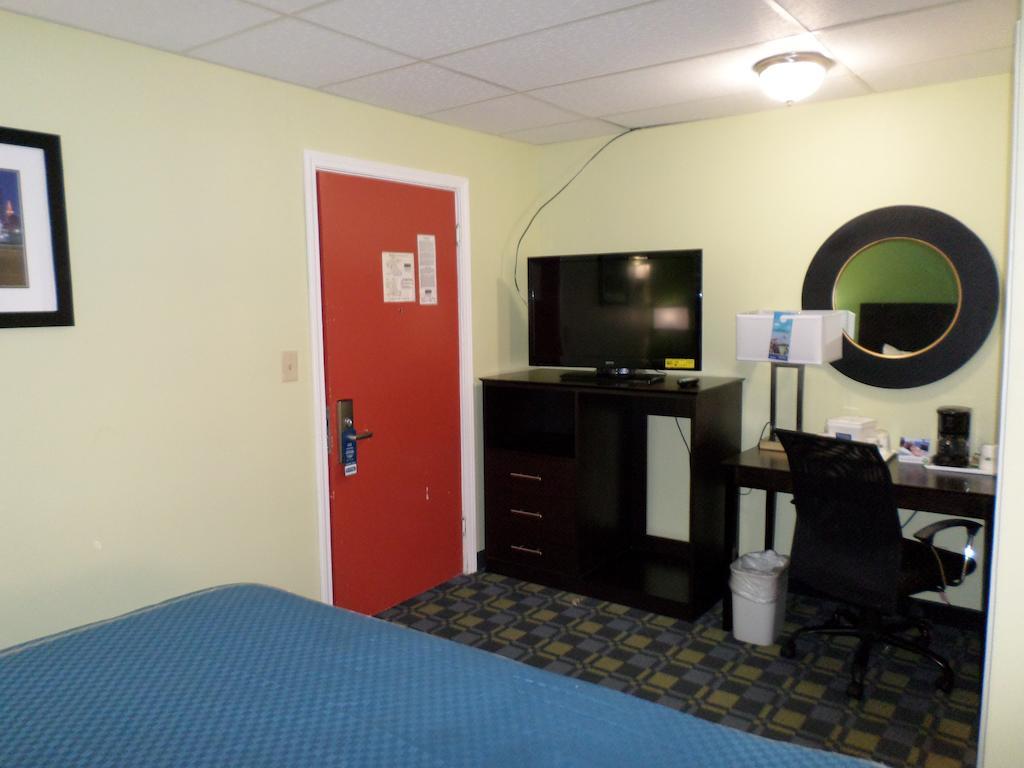 Travelodge By Wyndham Cleveland Lakewood Exteriör bild