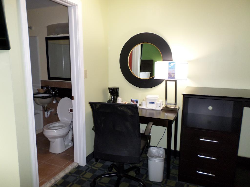 Travelodge By Wyndham Cleveland Lakewood Exteriör bild
