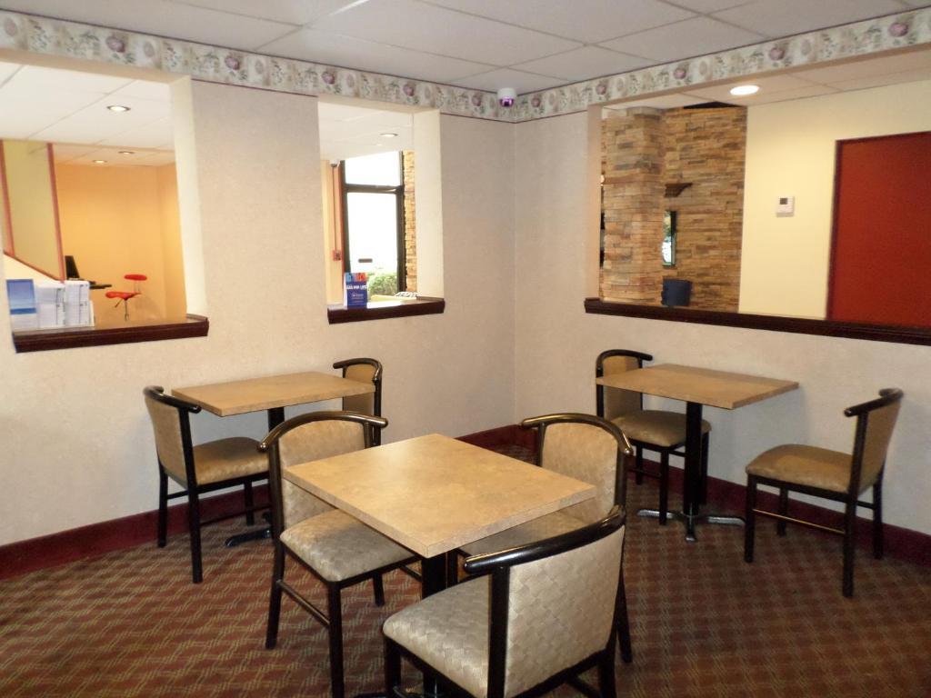 Travelodge By Wyndham Cleveland Lakewood Exteriör bild